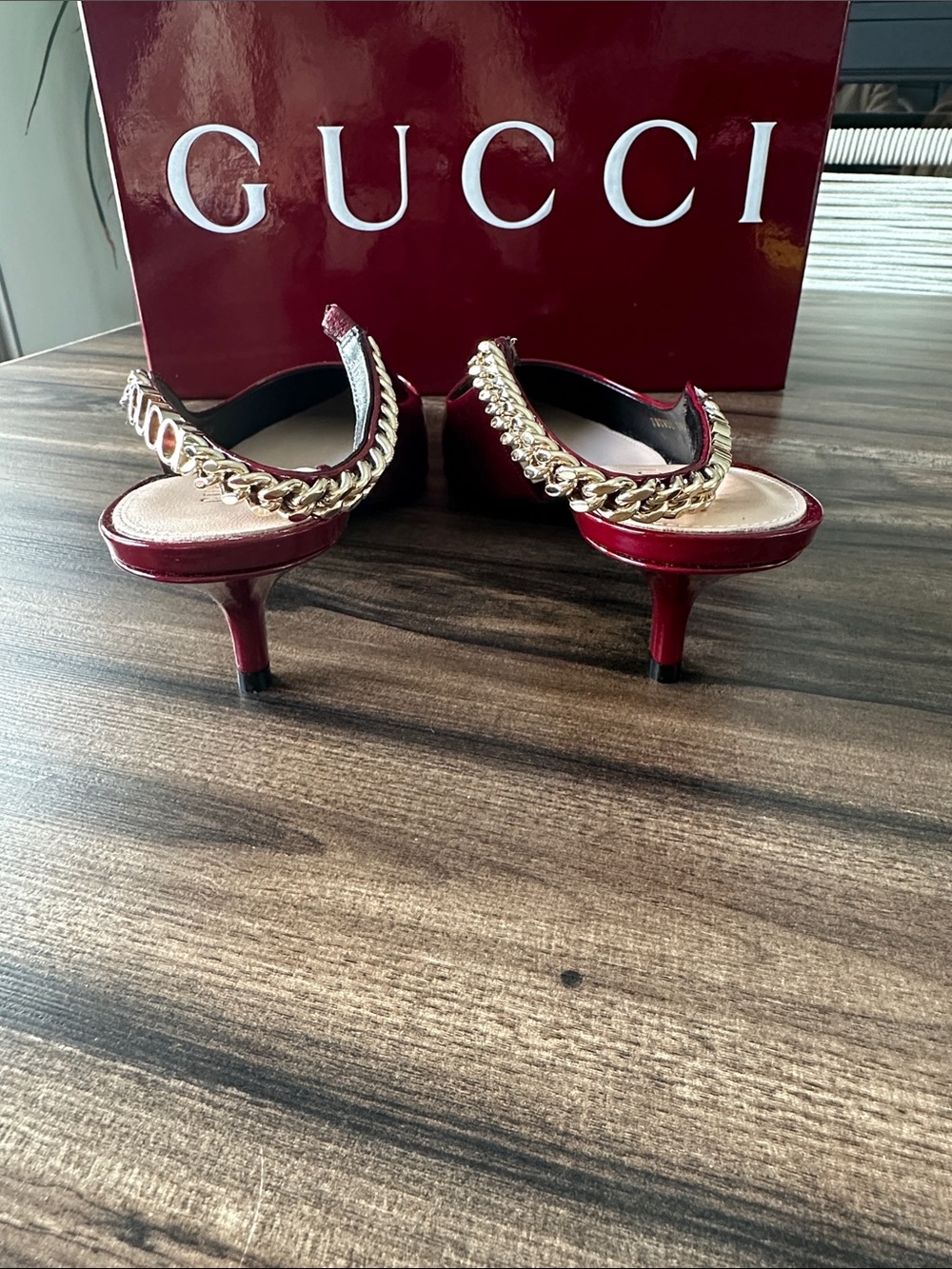 Gucci Signoria Burgundy Patent Leather Slingback Pumps with Gold Chain - Picture 6 of 10